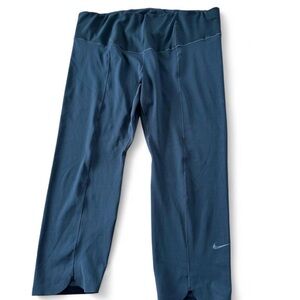 Nike women’s Capri dry-fit leggings.  Black size 1x